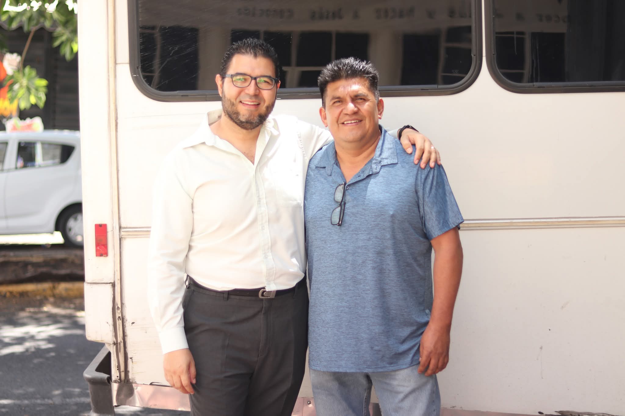 Hombre con micrófono en el escenario